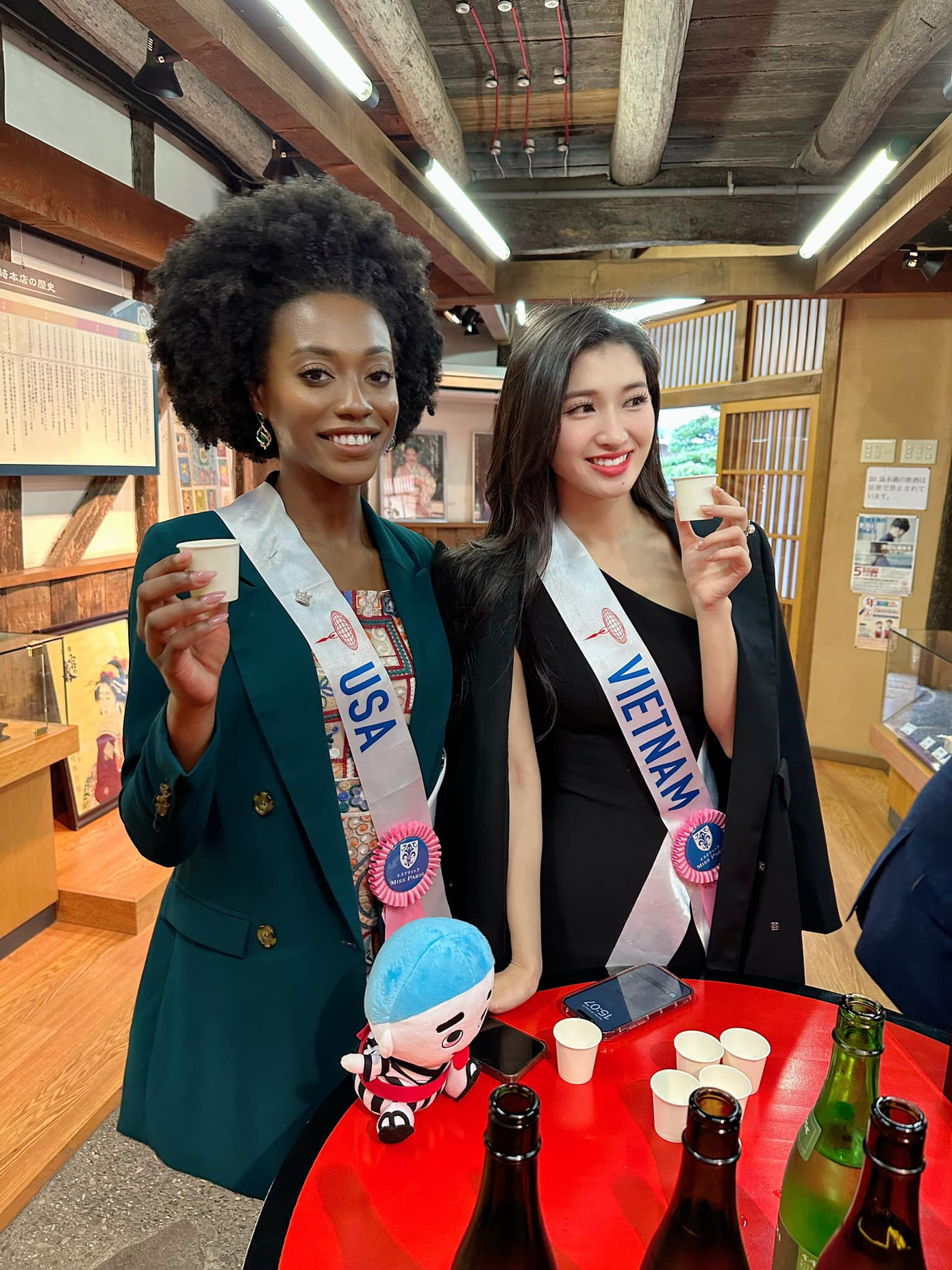 Áo choàng dáng cape được Phương Nhi sử dụng ở những sự kiện mang tính chất trang trọng, nhận được sự đánh giá cao từ khán giả.