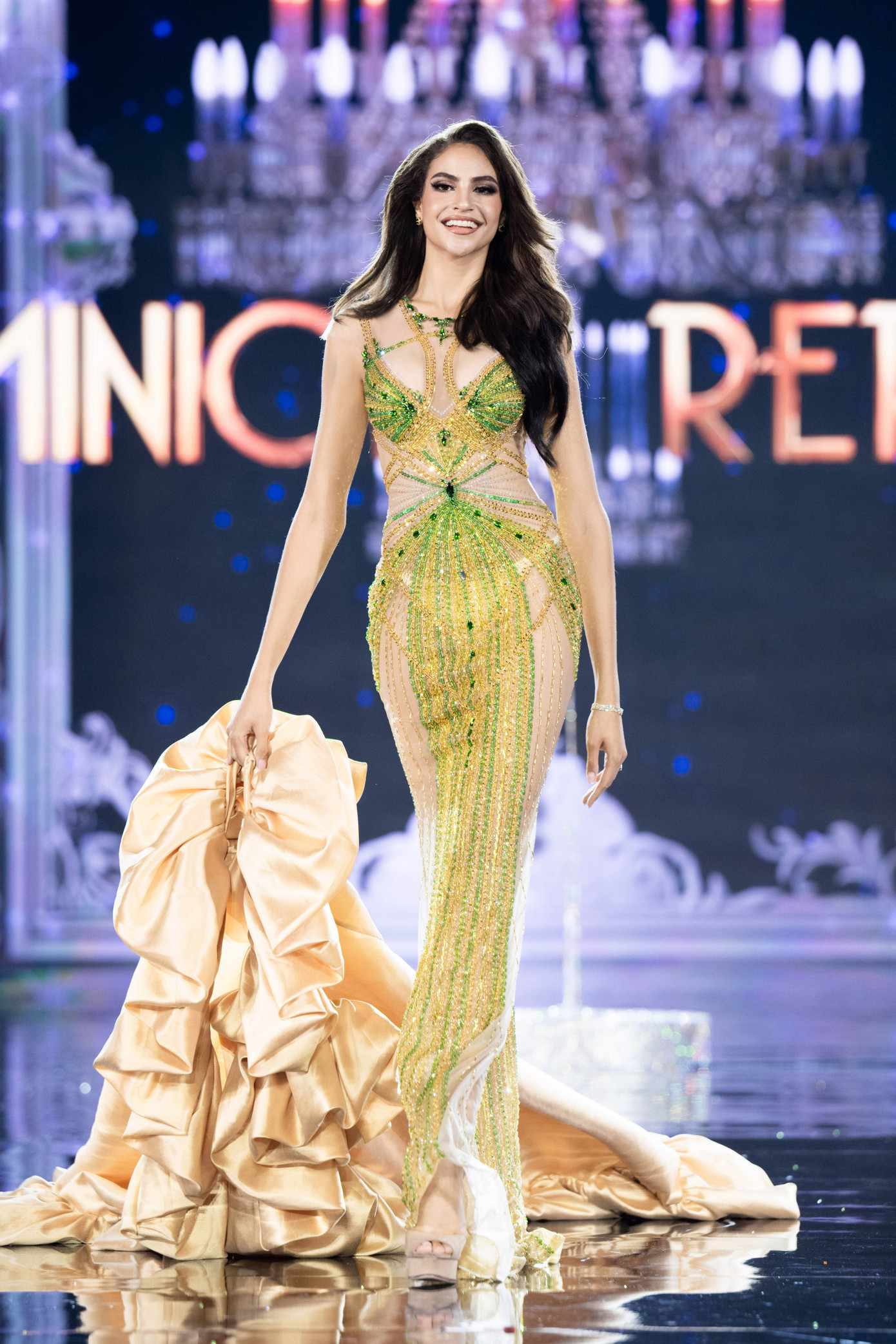 Đại diện Cộng hòa Dominica được đánh giá cao với váy đính kết sang trọng, lộng lẫy.