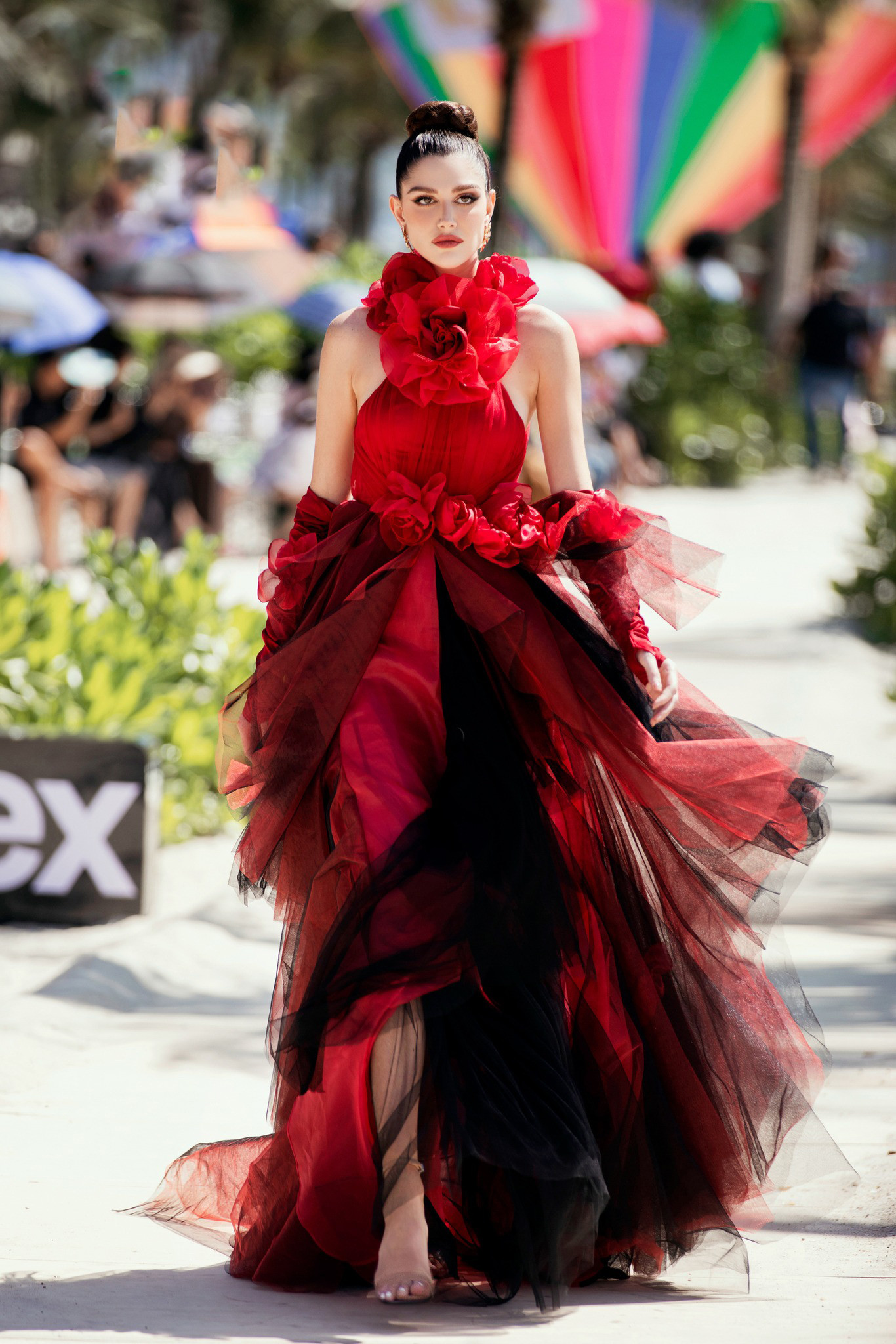 Isabella có kinh nghiệm tham gia nhiều cuộc thi sắc đẹp. Trước khi giành danh hiệu Miss Grand Brazil 2022, cô đoạt giải Hoa hậu sinh viên Marília và Miss Teen International. Người đẹp 9X được cho là hội đủ 3 yếu tố mà cuộc thi Miss Grand International luôn tìm kiếm đó là Body (hình thể), Beauty (sắc đẹp) và Brain (trí tuệ).