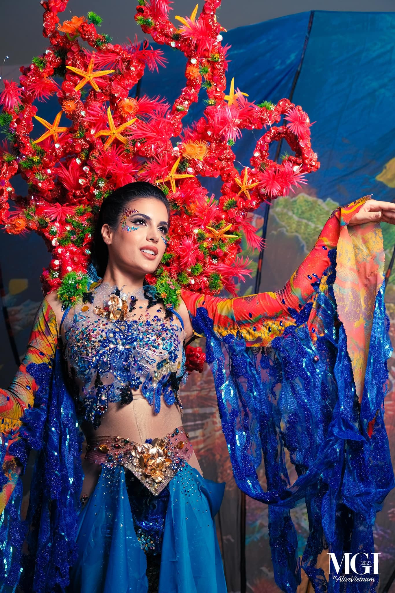 Người đẹp Venezuela và Haiti trình diễn quốc phục.