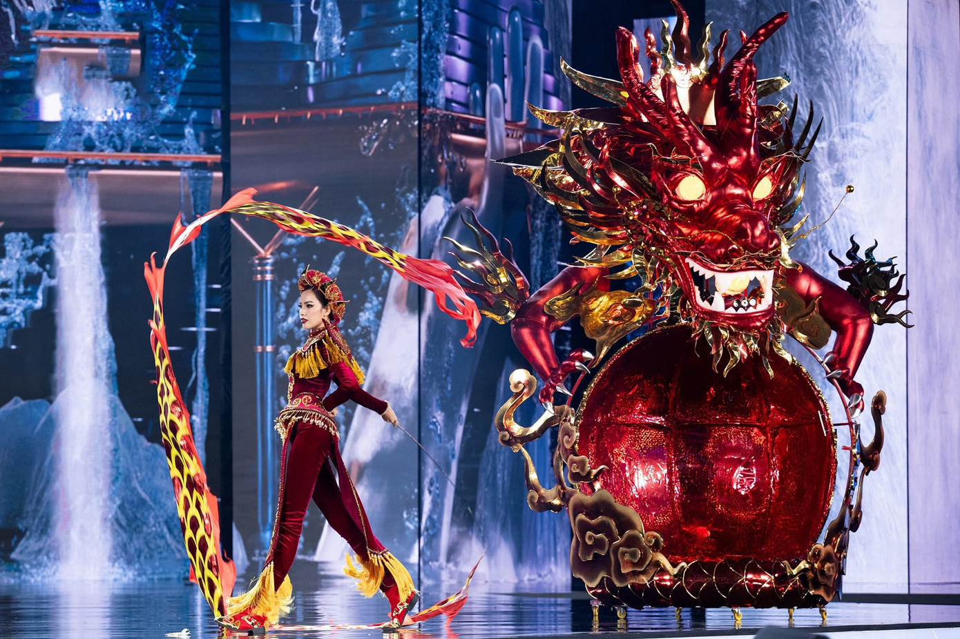 Lê Hoàng Phương trình diễn trang phục dân tộc ở Hoa hậu Hoà bình.