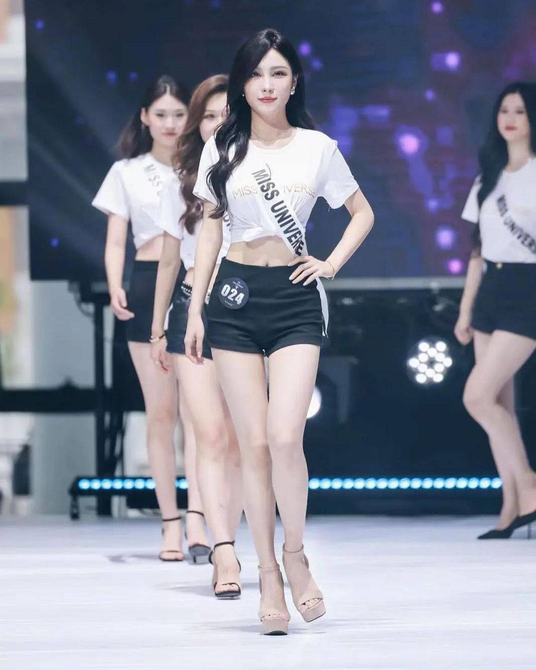 Các thí sinh gây tranh cãi khi đeo dải sash ghi chữ Miss Universe. Các thí sinh gây tranh cãi khi đeo dải sash ghi chữ Miss Universe.