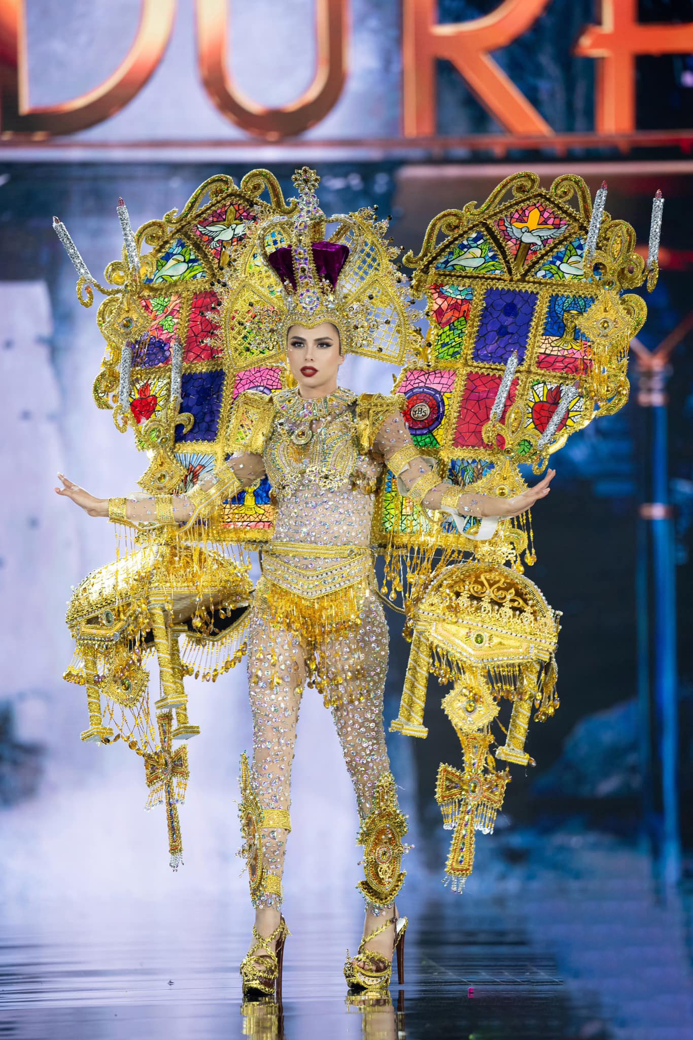 Hai người đẹp Honduras và Ecuador gây ấn tượng với những thiết kế cầu kỳ, lộng lẫy. Ban giám khảo tiếp tục bầu chọn để tìm ra top 10, sau đó sẽ là người chiến thắng danh hiệu trang phục dân tộc đẹp nhất, được công bố trong đêm chung kết Hoa hậu Hòa bình Quốc tế 2023 ngày 25/10.