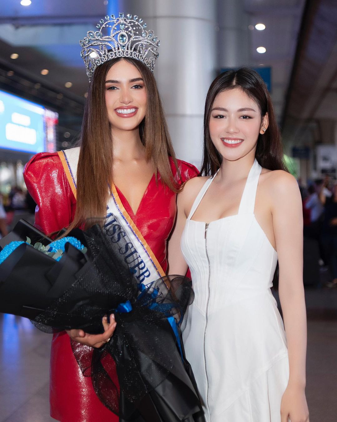 Đặng Thanh Ngân - Á hậu 4 Hoa hậu Siêu quốc gia 2023 ra sân bay chào đón Andrea Aguilera. Đặng Thanh Ngân - Á hậu 4 Hoa hậu Siêu quốc gia 2023 ra sân bay chào đón Andrea Aguilera.