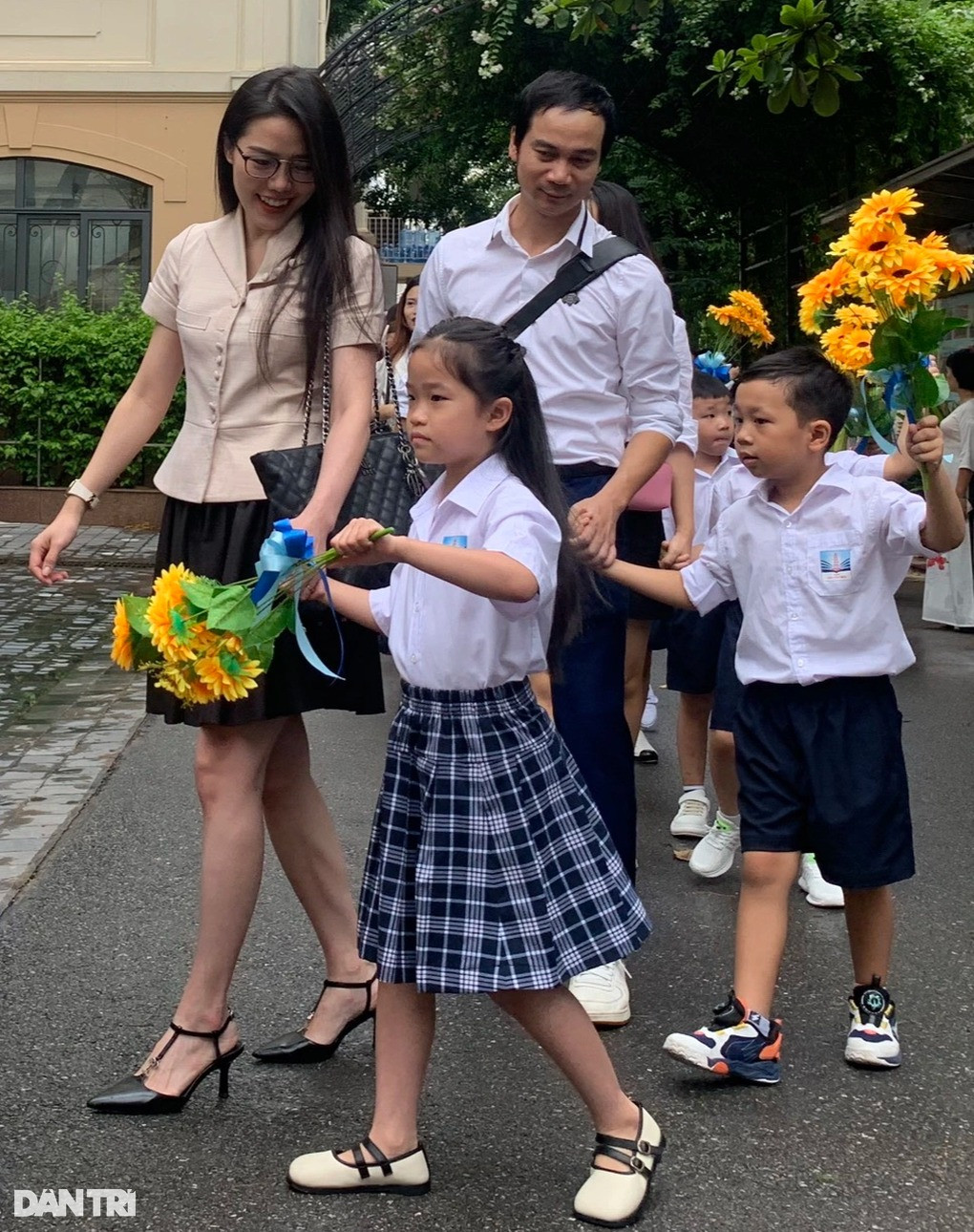 Phụ huynh đưa con đi khai giảng năm học mới tại Trường Tiểu học Nguyễn Siêu (Ảnh: Hoàng Hồng).