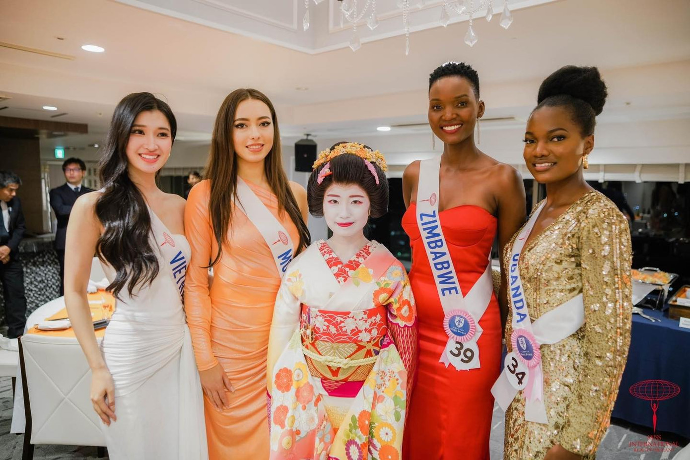 Đại diện Việt Nam ưa chuộng các màu sắc pastel nhẹ nhàng như trắng, xanh, hồng khi tham dự cuộc thi. Một số thiết kế cúp ngực giúp người đẹp khéo léo khoe vai trần.