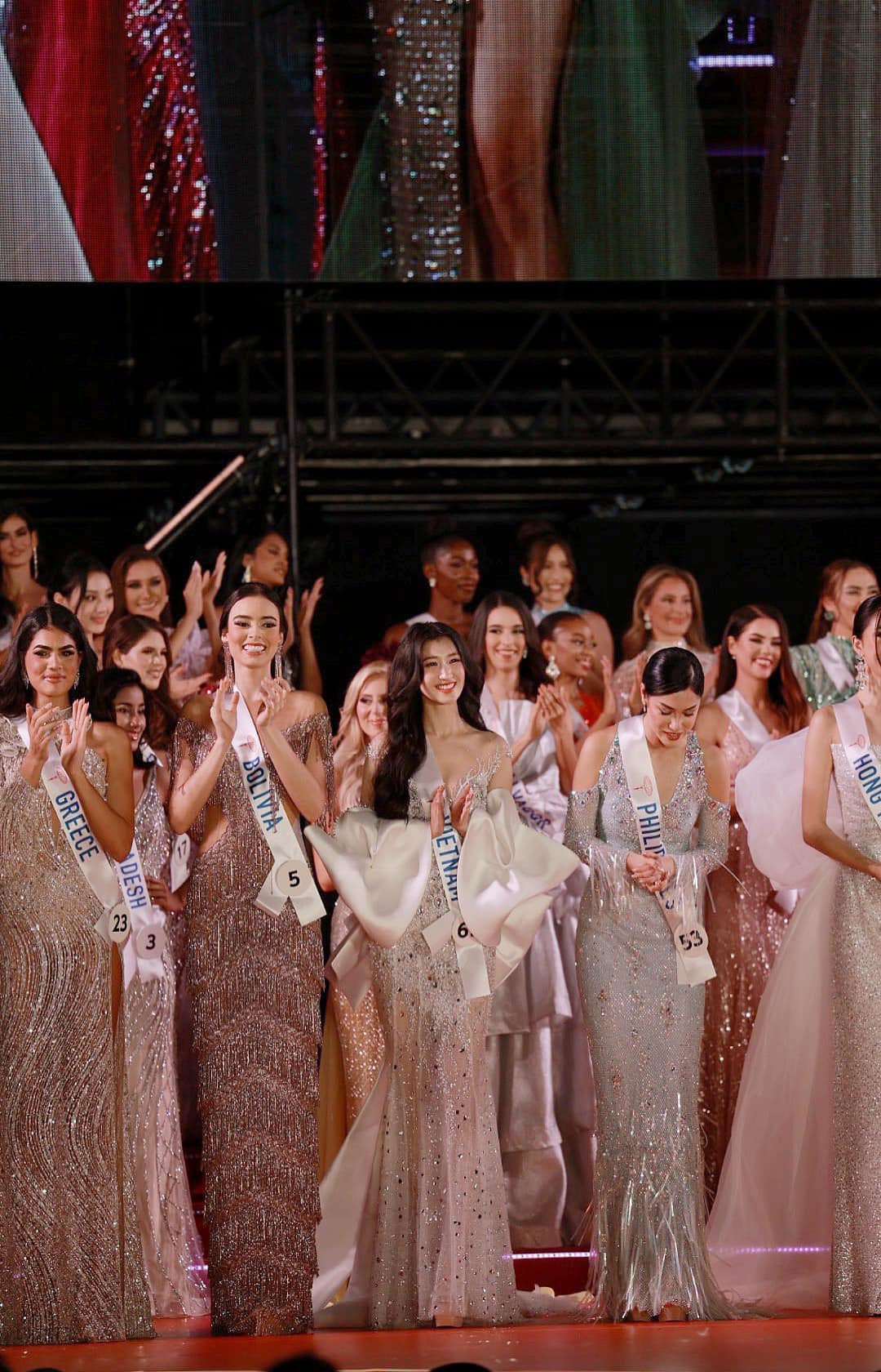 Á hậu Phương Nhi trình diễn trang phục dân tộc và váy dạ hội trong đêm chung kết. Á hậu Phương Nhi trình diễn trang phục dân tộc và váy dạ hội trong đêm chung kết.