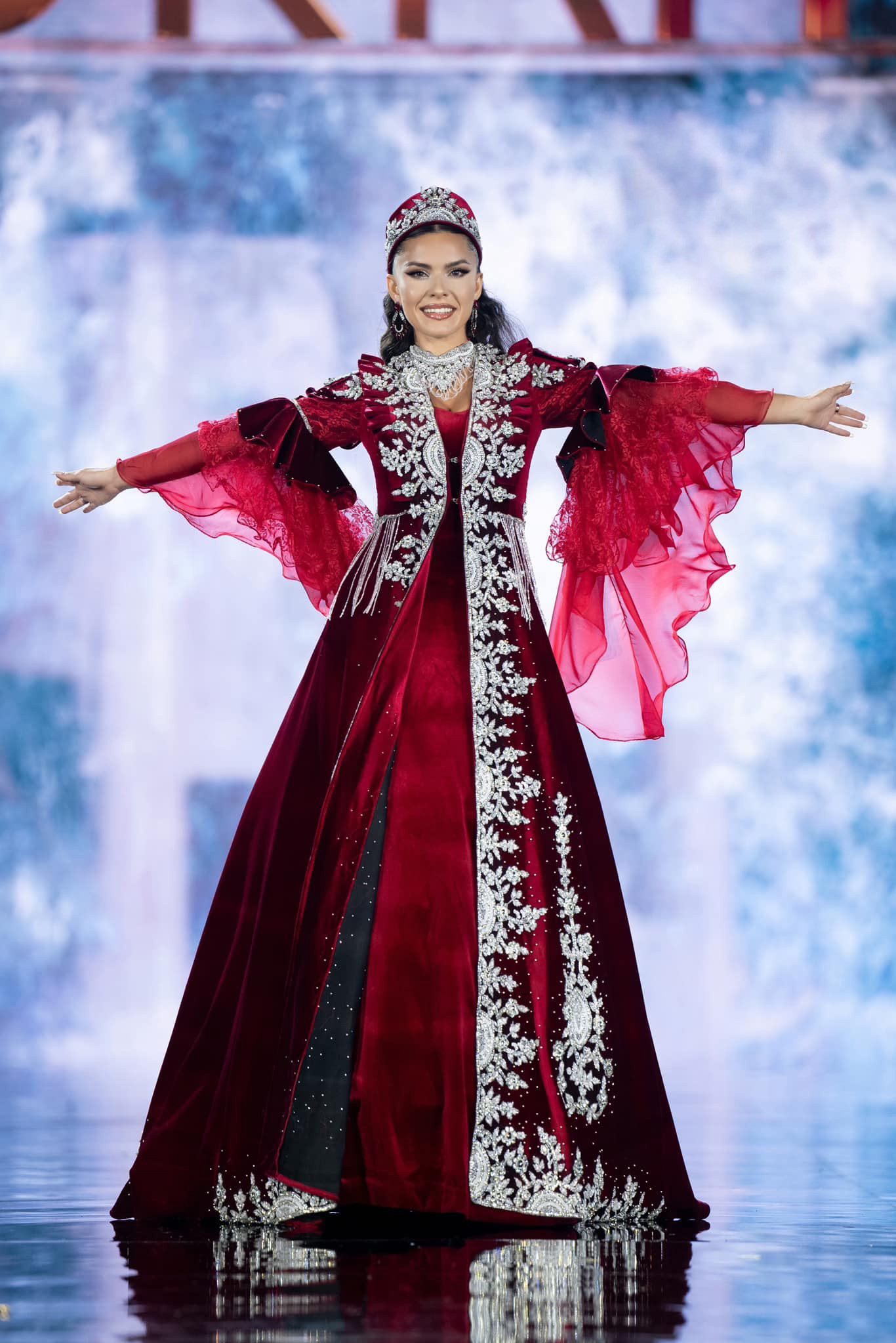 Bên cạnh top 10 do fan bình chọn, giám khảo cũng chọn ra 10 trang phục đẹp nhất. Theo quan điểm của giám khảo, Thổ Nhĩ Kỳ và Trinidad &amp; Tobago là 2 đại diện có thiết kế trang phục dân tộc gây ấn tượng.