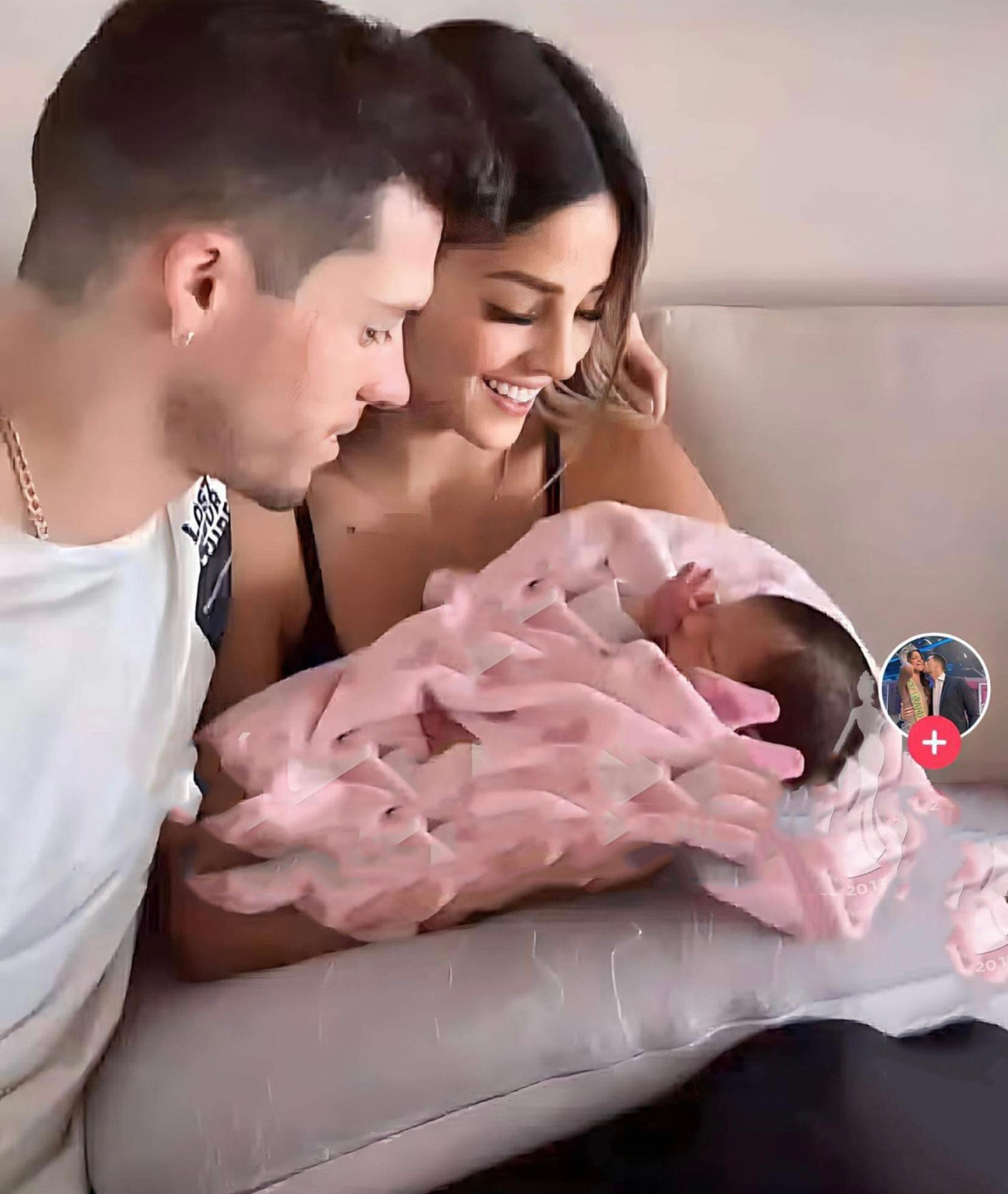 Hình ảnh Luciana Fuster và bạn trai bên bé sơ sinh khiến fan Myanmar cho rằng cô đã có con.