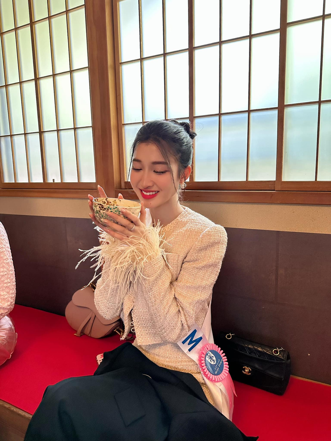 Trong cuộc thi, Phương Nhi và các thí sinh tham gia những hoạt động thú vị như học cắm hoa, thưởng thức trà đạo...Để phù hợp với tính chất thanh lịch, trang trọng của cuộc thi, đại diện Việt Nam thường lựa chọn trang phục đơn sắc, có kiểu dáng đơn giản, kín đáo.