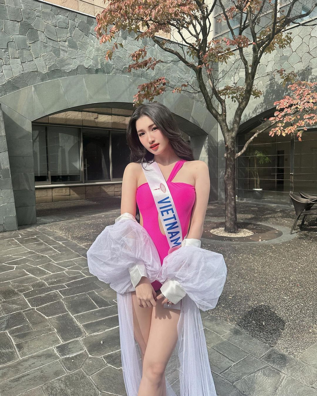 Phần thi áo tắm được tổ chức kín trong phòng riêng, không có khán giả, các thí sinh trình diễn trước ban giám khảo. Vốn là cuộc thi đề cao vẻ đẹp thanh lịch nên Hoa hậu Quốc tế không trình diễn áo tắm công khai trên sân khấu như các cuộc thi sắc đẹp khác.