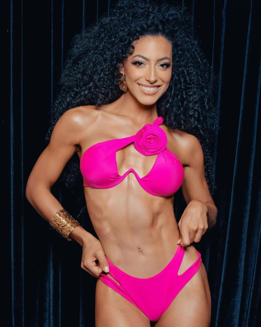 Người đẹp Mỹ cao 1,68 m, có hình thể đầy đặn và khỏe khoắn. Cô cũng gây chú ý với mái tóc xoăn cá tính và những múi bụng rắn rỏi. Sthephanie có lịch sử thi sắc đẹp dày đặc. Cô từng dự thi Hoa hậu bang Ohio các năm 2015, 2017, 2018 (giành ngôi á hậu 1), 2020 (đăng quang hoa hậu), Hoa hậu Mỹ 2020 (vào Top 16), Hoa hậu Hoàn vũ Puerto Rico 2022 (vào Top 5).