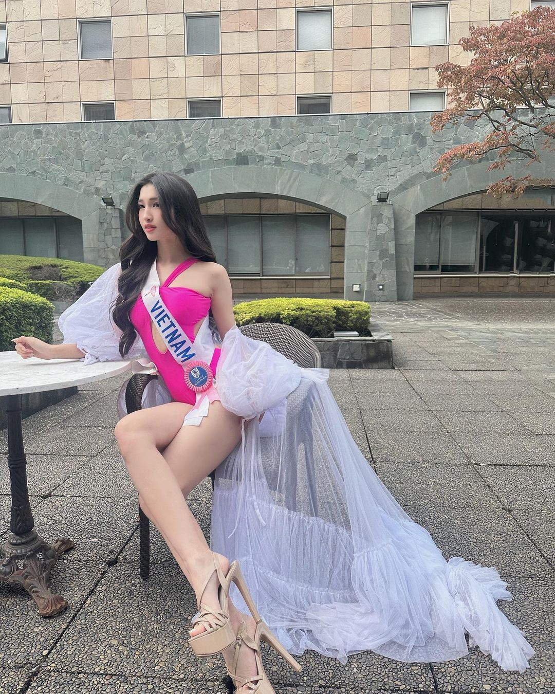 Phần thi áo tắm được tổ chức kín trong phòng riêng, không có khán giả, các thí sinh trình diễn trước ban giám khảo. Vốn là cuộc thi đề cao vẻ đẹp thanh lịch nên Hoa hậu Quốc tế không trình diễn áo tắm công khai trên sân khấu như các cuộc thi sắc đẹp khác.