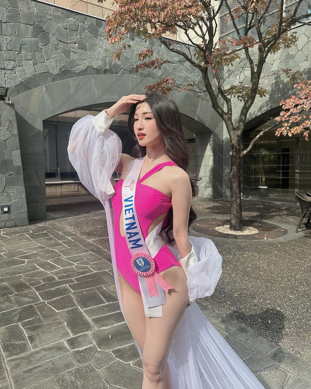 Phần thi áo tắm được tổ chức kín trong phòng riêng, không có khán giả, các thí sinh trình diễn trước ban giám khảo. Vốn là cuộc thi đề cao vẻ đẹp thanh lịch nên Hoa hậu Quốc tế không trình diễn áo tắm công khai trên sân khấu như các cuộc thi sắc đẹp khác.