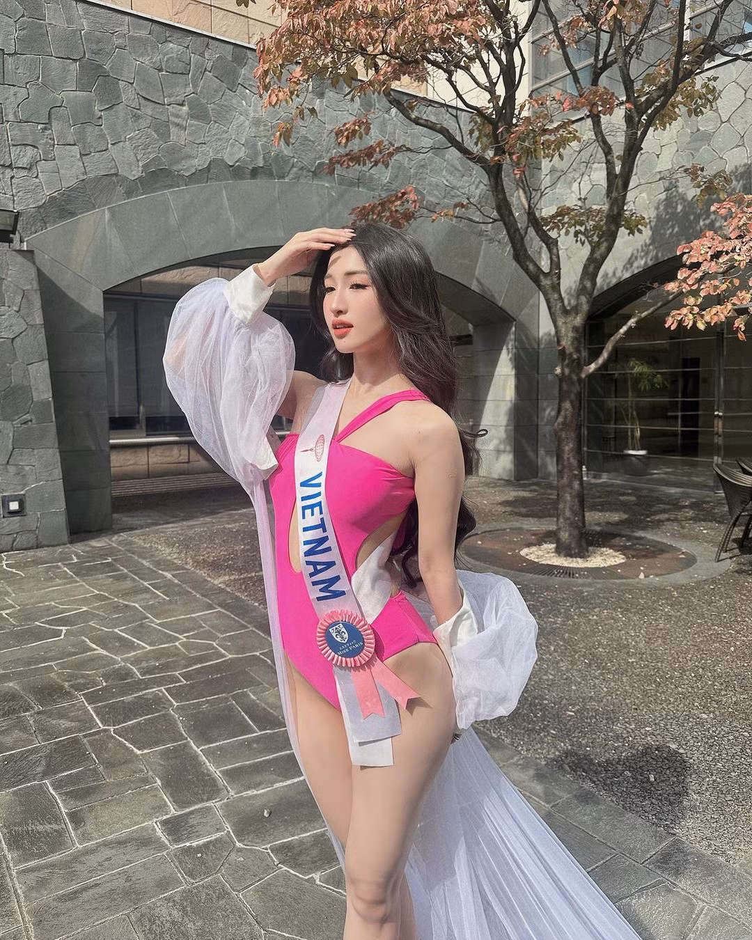 Phần thi áo tắm được tổ chức kín trong phòng riêng, không có khán giả, các thí sinh trình diễn trước ban giám khảo. Vốn là cuộc thi đề cao vẻ đẹp thanh lịch nên Hoa hậu Quốc tế không trình diễn áo tắm công khai trên sân khấu như các cuộc thi sắc đẹp khác.