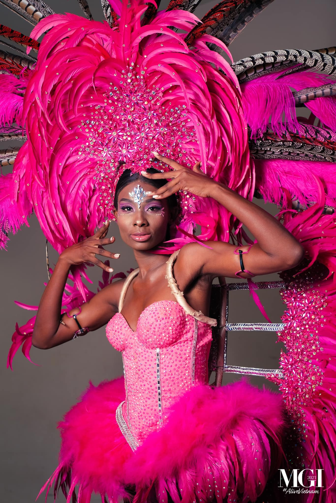 Người đẹp Venezuela và Haiti trình diễn quốc phục.