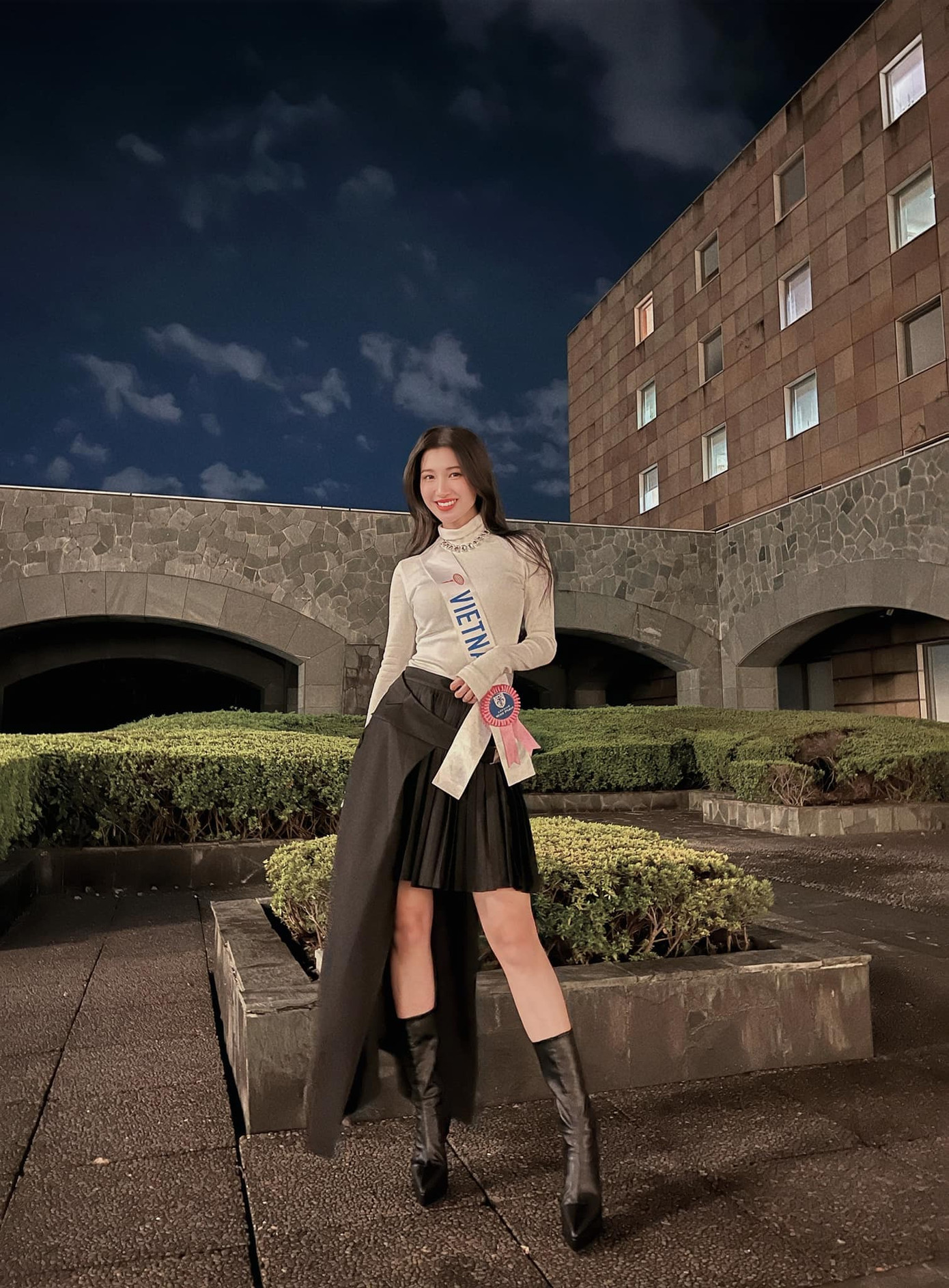 Trong các hoạt động thường ngày, người đẹp diện trang phục năng động nhưng vẫn trang nhã.