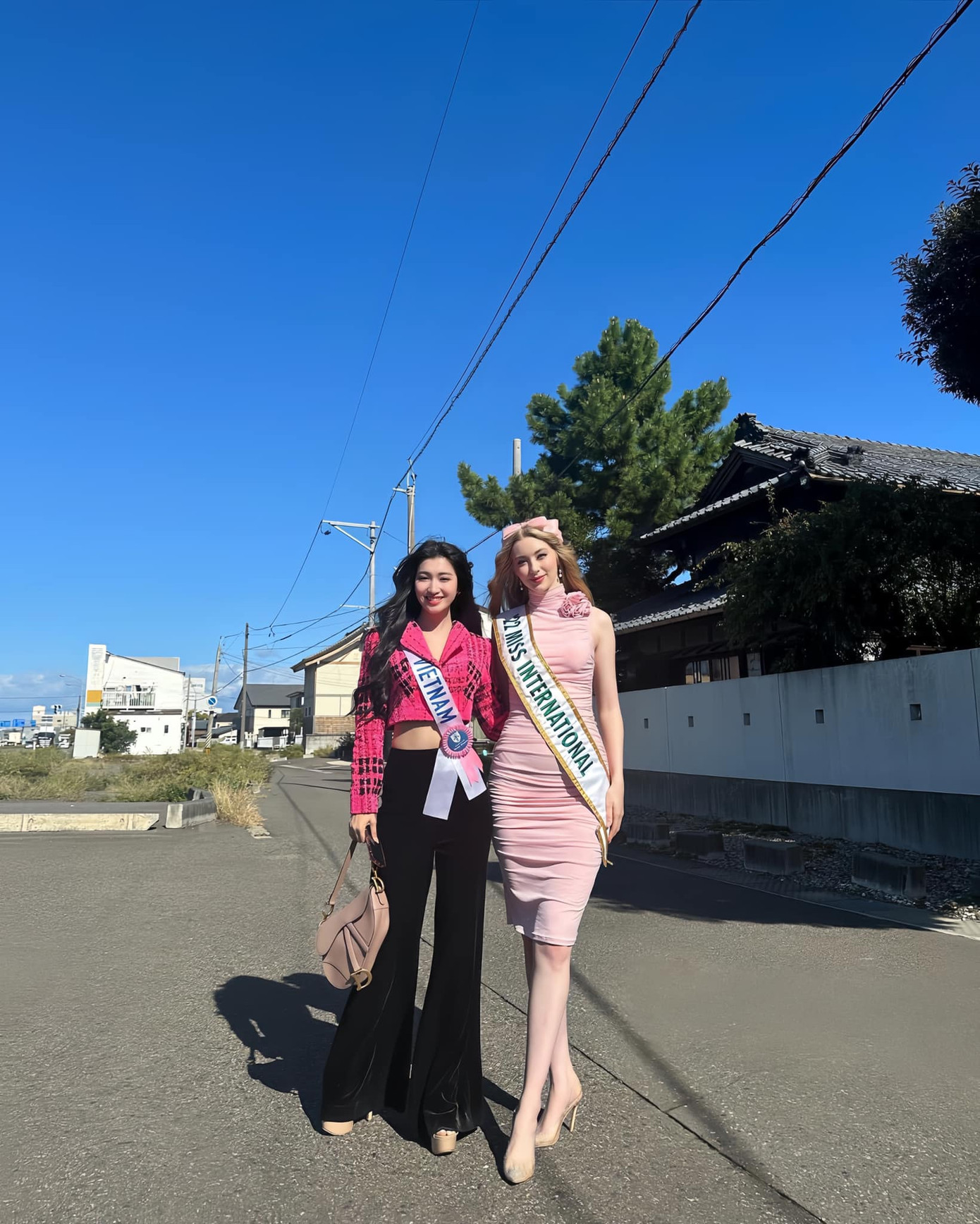 Gam màu hồng từ lâu vốn được các người đẹp Hoa hậu Quốc tế ưa chuộng. Trong tủ đồ mang tới Nhật Bản dự Hoa hậu Quốc tế 2023, Phương Nhi cũng chuẩn bị nhiều bộ trang phục màu hồng pastel.