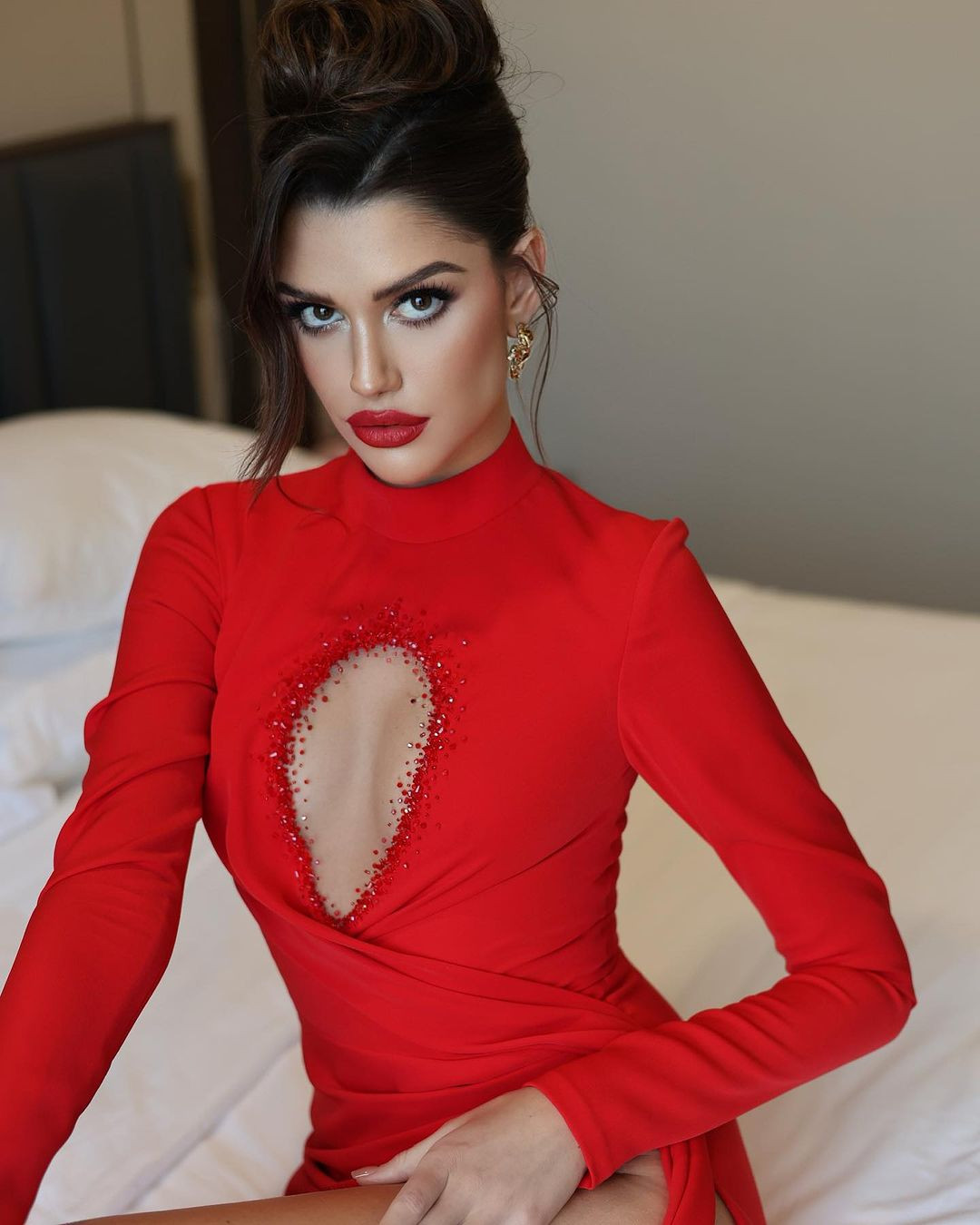 Trong đêm chung kết Hoa hậu Hòa bình Quốc tế 2023 ngày 25/10, Isabella Menin sẽ trao lại vương miện cho người kế nhiệm. Khán giả đang mong chờ sự xuất hiện của người đẹp trong màn final walk tại Nhà thi đấu Phú Thọ TPHCM.