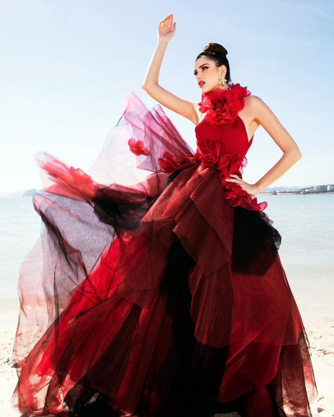 Isabella có kinh nghiệm tham gia nhiều cuộc thi sắc đẹp. Trước khi giành danh hiệu Miss Grand Brazil 2022, cô đoạt giải Hoa hậu sinh viên Marília và Miss Teen International. Người đẹp 9X được cho là hội đủ 3 yếu tố mà cuộc thi Miss Grand International luôn tìm kiếm đó là Body (hình thể), Beauty (sắc đẹp) và Brain (trí tuệ).