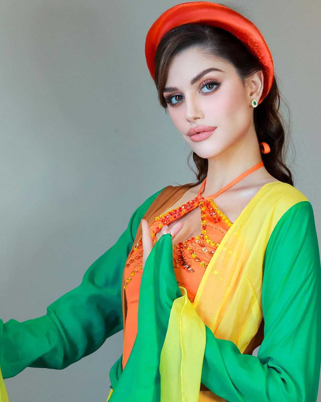 Isabella Menin mặc áo tứ thân rực rỡ màu sắc khi đi thăm chùa Thầy trong chuỗi hoạt động của cuộc thi diễn ra ở Hà Nội. Vẻ đẹp dịu dàng của người đẹp nhận nhiều lời khen.