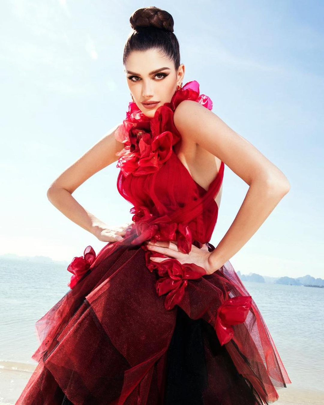 Isabella có kinh nghiệm tham gia nhiều cuộc thi sắc đẹp. Trước khi giành danh hiệu Miss Grand Brazil 2022, cô đoạt giải Hoa hậu sinh viên Marília và Miss Teen International. Người đẹp 9X được cho là hội đủ 3 yếu tố mà cuộc thi Miss Grand International luôn tìm kiếm đó là Body (hình thể), Beauty (sắc đẹp) và Brain (trí tuệ).