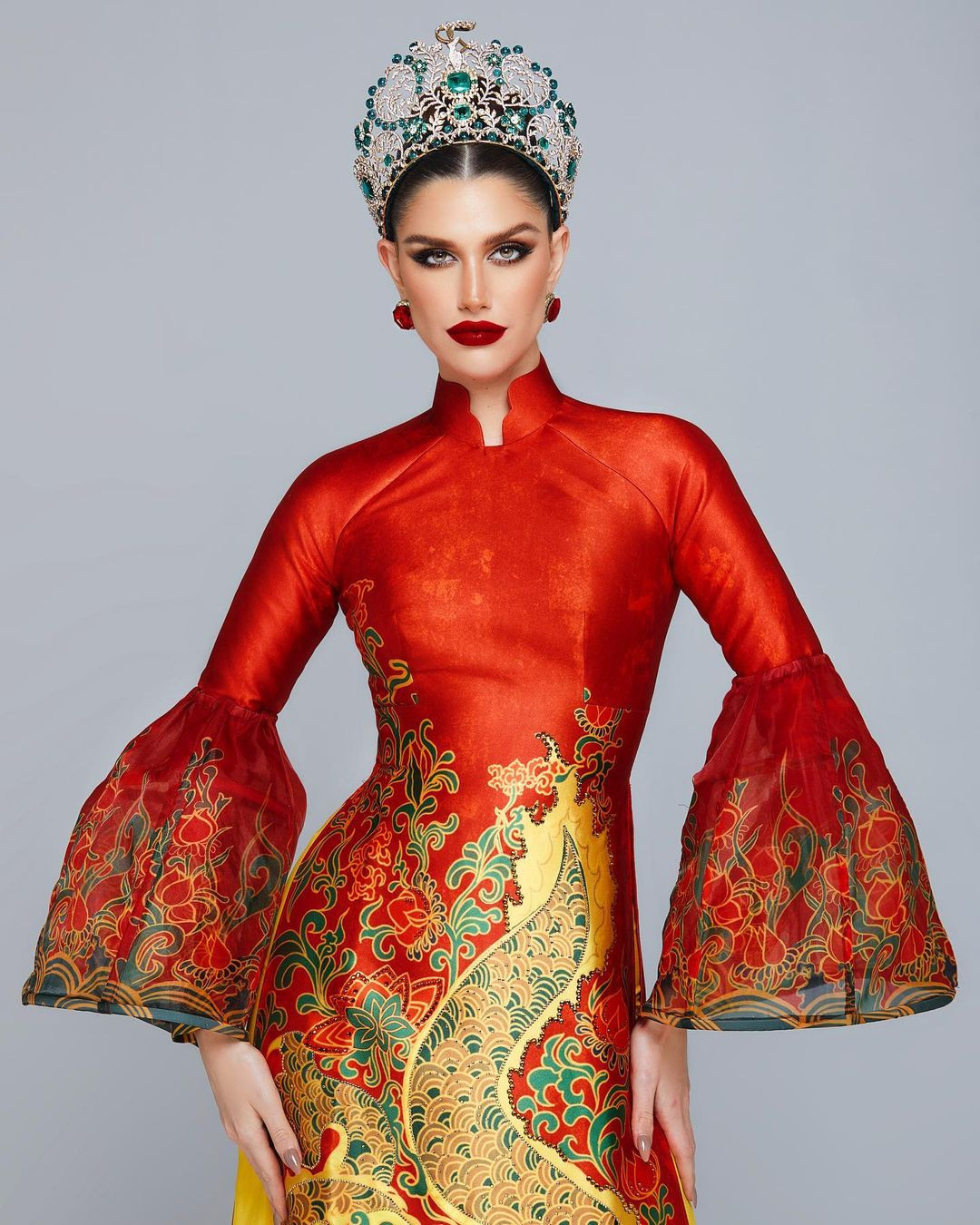 Điểm dừng chân cuối cùng của Isabella trong nhiệm kỳ là Việt Nam khi cuộc thi Hoa hậu Hòa bình Quốc tế 2023 tổ chức tại đây từ đầu tháng 10. Để quảng bá cho cuộc thi, người đẹp Brazil thực hiện nhiều bộ ảnh với trang phục áo dài, nhận sự khen ngợi của fan. Isabella Menin cũng là một trong những hoa hậu được nhiều fan Việt biết tới và yêu mến.