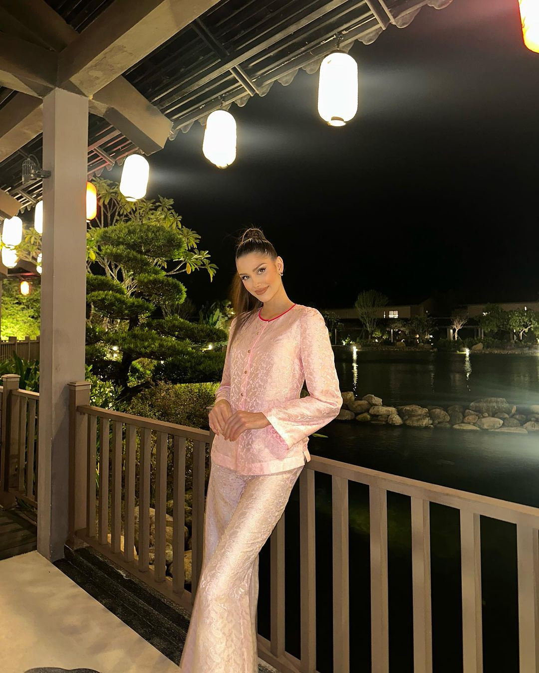 Người đẹp Brazil duyên dáng với áo bà ba tông màu hồng pastel khi ở Huế.