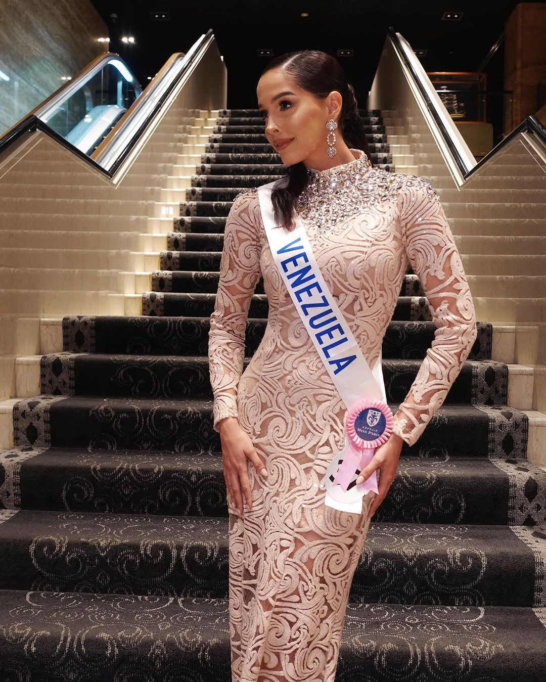 Trang phục của Andrea Rubio được đánh giá có sự tiết chế gợi cảm nhưng vẫn sành điệu và có điểm nhấn, nổi bật so với dàn thí sinh.