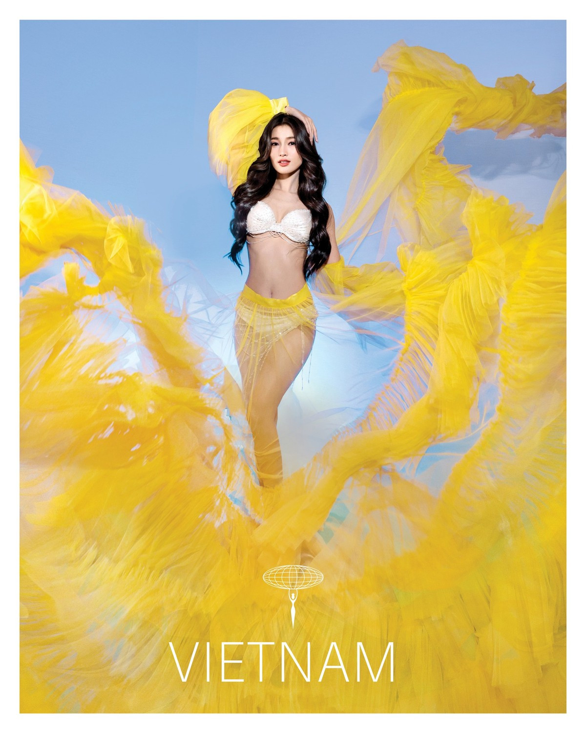 Đại diện Việt Nam - Nguyễn Phương Nhi cũng là cái tên được nhiều chuyên trang sắc đẹp đánh giá cao và dự đoán sẽ giành thứ hạng cao ở chung kết Hoa hậu Quốc tế 2023. Phương Nhi sinh năm 2002, cao 1,7 m cùng số đo ba vòng 80-57-88 cm. Người đẹp gốc Thanh Hóa theo học chuyên ngành Luật thương mại quốc tế Đại học Luật Hà Nội, thông thạo tiếng Anh, Tây Ban Nha.