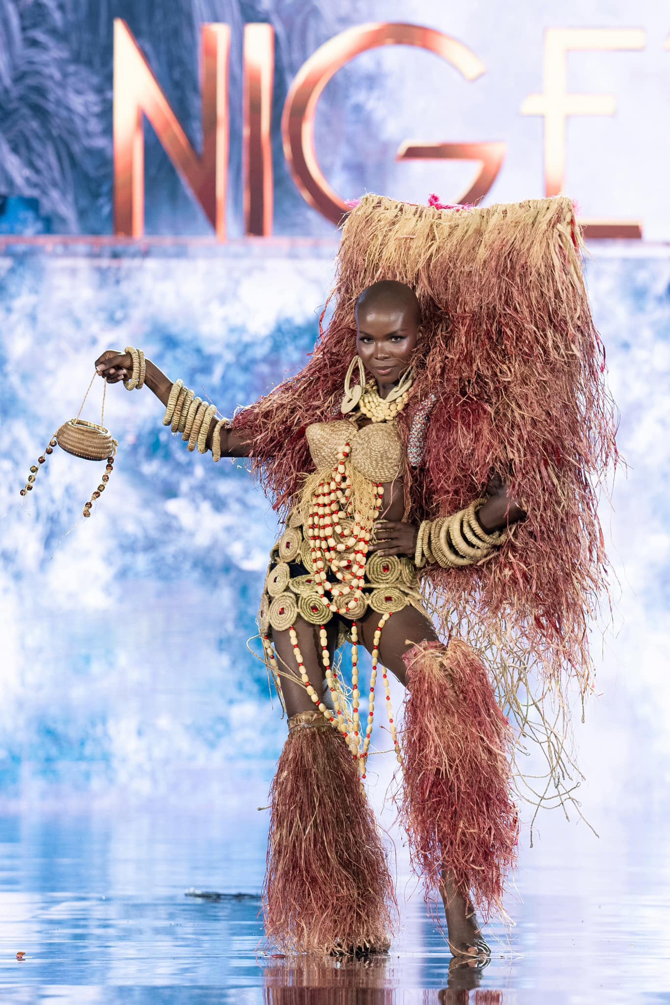 Hai đại diện Paraguay và Nigeria cùng vào top 10 bình chọn thiết kế trang phục dân tộc đẹp nhất của giám khảo.