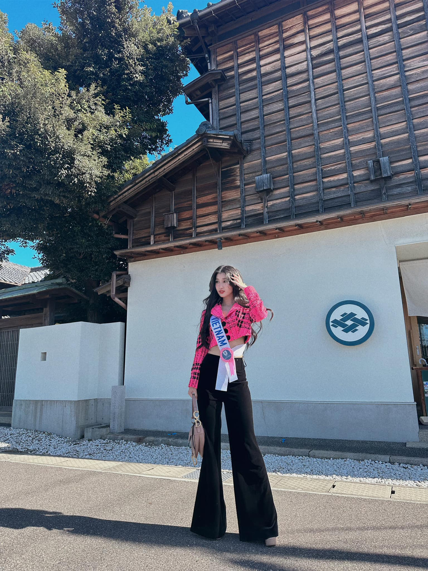 Gam màu hồng từ lâu vốn được các người đẹp Hoa hậu Quốc tế ưa chuộng. Trong tủ đồ mang tới Nhật Bản dự Hoa hậu Quốc tế 2023, Phương Nhi cũng chuẩn bị nhiều bộ trang phục màu hồng pastel.