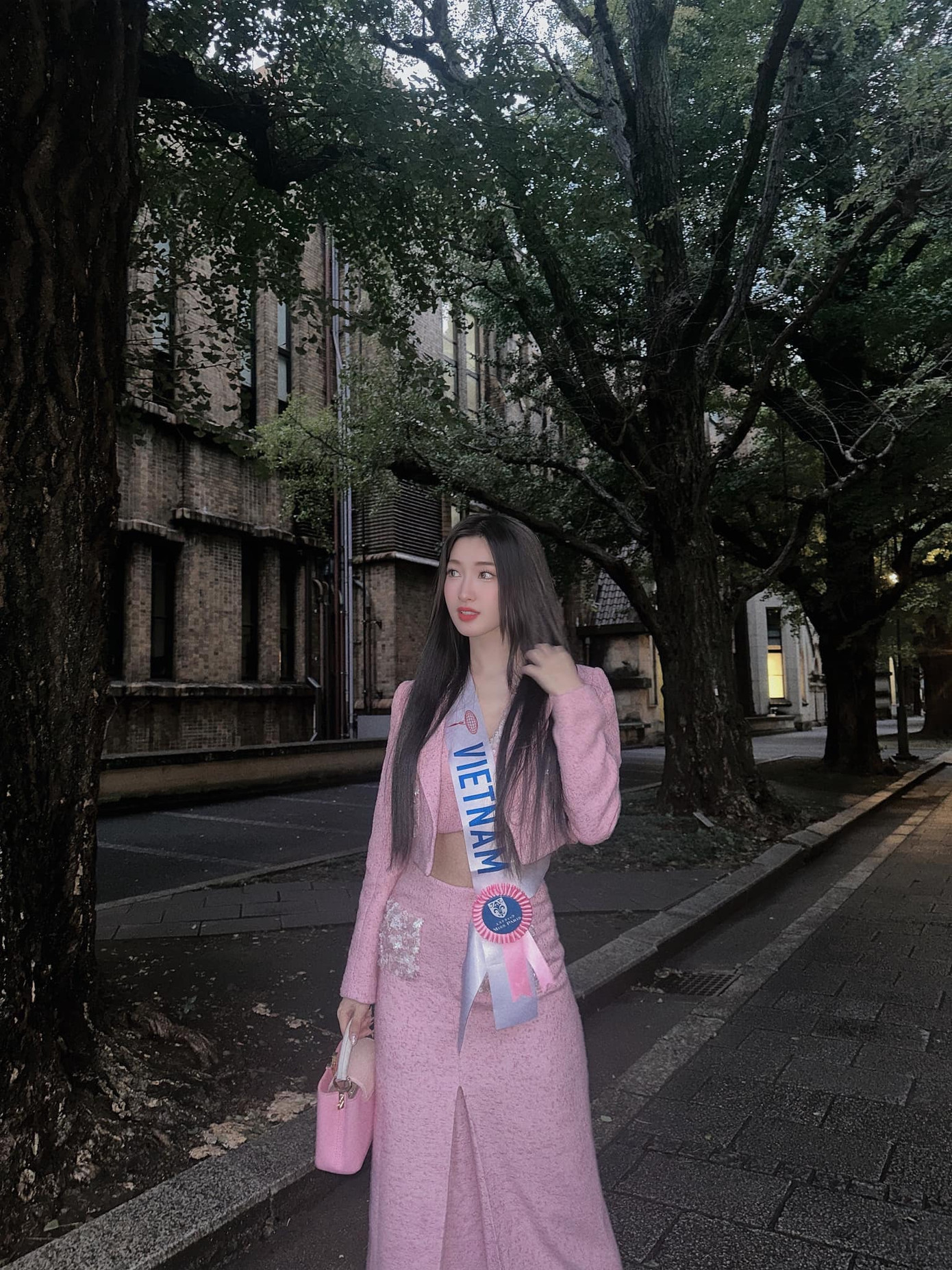 Áo crop-top được Phương Nhi khéo léo phối cùng áo vest, blazer để tăng sự sang trọng mà vẫn khoe được vòng eo thon.