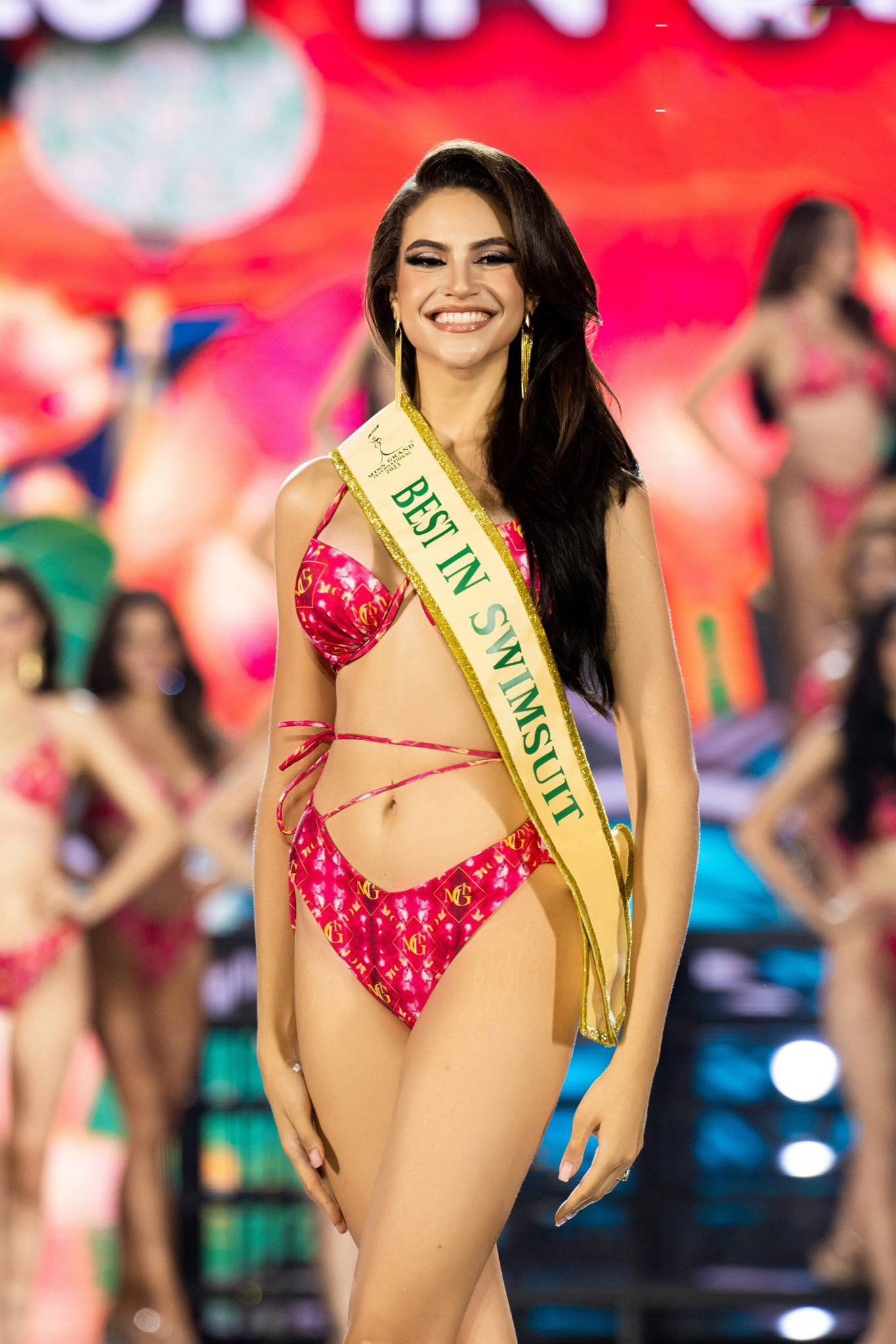 Đại diện Cộng hoà Dominica được trao giải Best in Swimsuit. Chung cuộc, cô giành giải Á hậu 5.