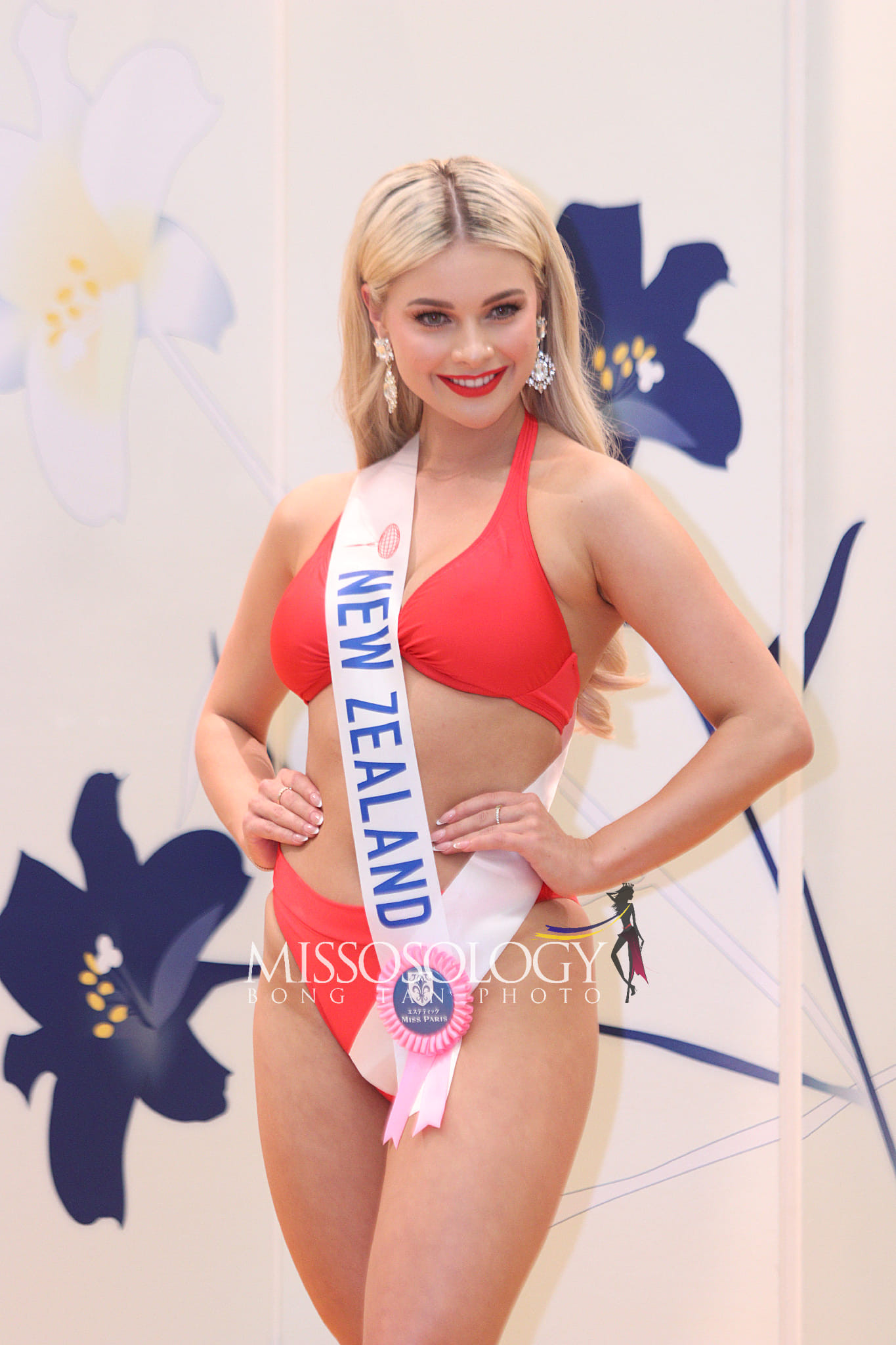 Đại diện New Zealand - Georgia Waddington năm nay 21 tuổi, có nhan sắc ngọt ngào, thanh lịch, được đánh giá phù hợp với sân chơi Hoa hậu Quốc tế.