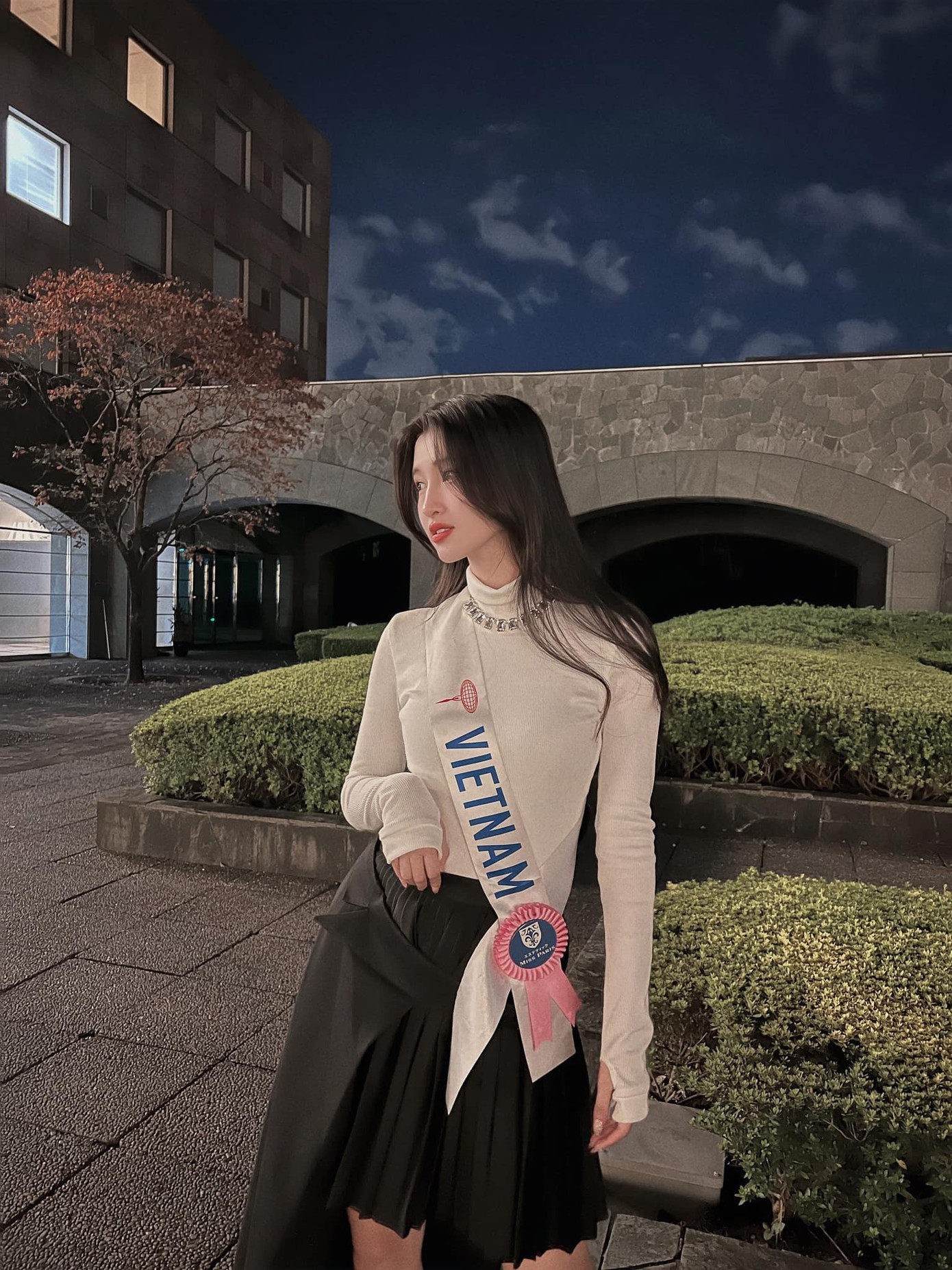 Áo crop-top được Phương Nhi khéo léo phối cùng áo vest, blazer để tăng sự sang trọng mà vẫn khoe được vòng eo thon.