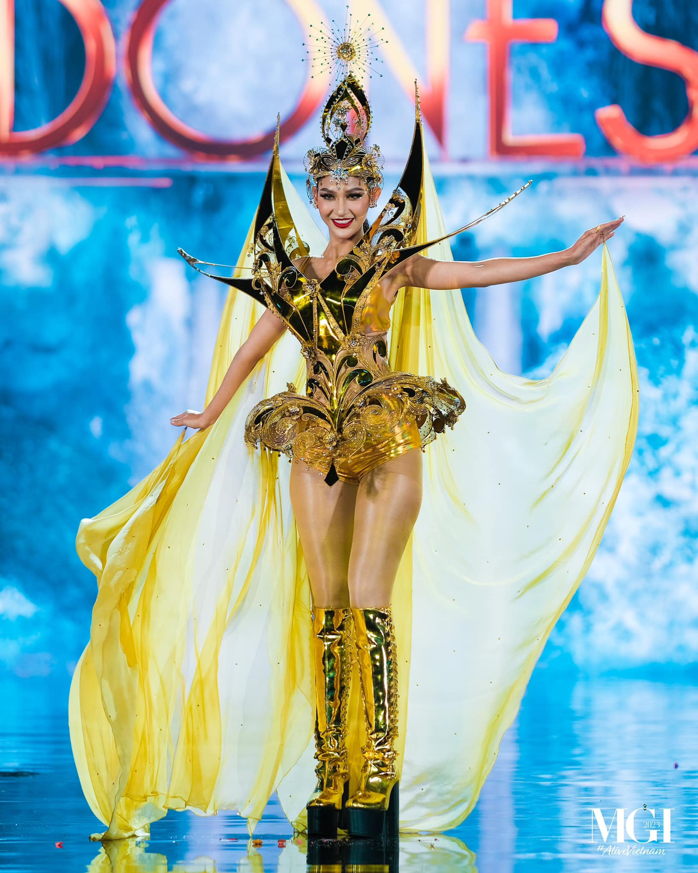 Đại diện Indonesia và Peru ghi danh trong top 10 bình chọn của fan. Trang phục dát vàng cầu kỳ giúp người đẹp Indonesia khoe đôi chân dài, trong khi đó người đẹp Peru - ứng viên nặng ký của chiếc vương miện hóa thân thành nữ thần bướm.