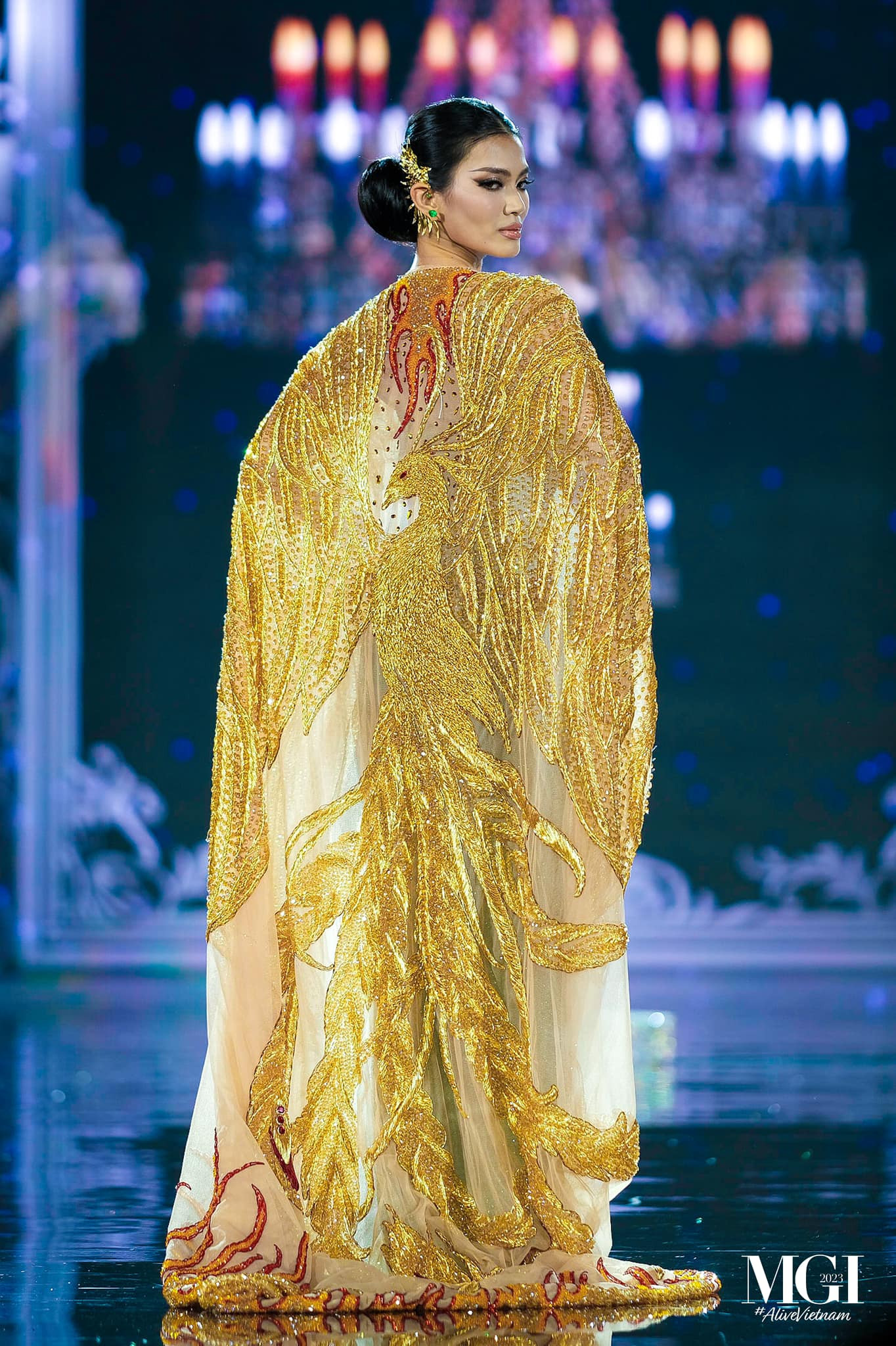 Ở khu vực châu Á, đại diện Myanmar đang được đánh giá có sức hút về truyền thông. Chỉ sau vài tuần tham dự Miss Grand International 2023, trang cá nhân của Ni Ni Lin Eain đã tăng lượng người theo dõi đột biến, đạt hơn 1 triệu follow. Ni Ni Lin Eain 23 tuổi, cao 1,73 m, là người mẫu ở Myanmar. Cô theo học chuyên ngành Xây dựng ở Học viện BCA, Singapore. Hiện tại, Ni Ni Lin Eain hoạt động người mẫu tự do ở phía Bắc đảo quốc sư tử.