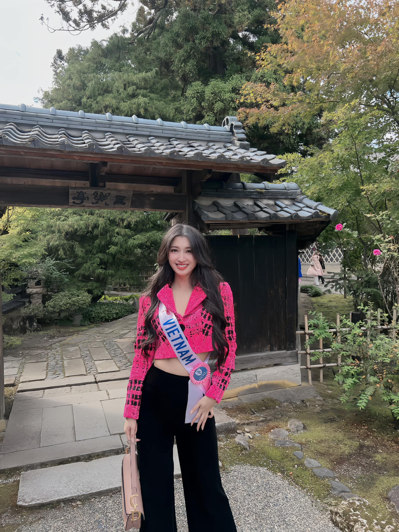 Gam màu hồng từ lâu vốn được các người đẹp Hoa hậu Quốc tế ưa chuộng. Trong tủ đồ mang tới Nhật Bản dự Hoa hậu Quốc tế 2023, Phương Nhi cũng chuẩn bị nhiều bộ trang phục màu hồng pastel.