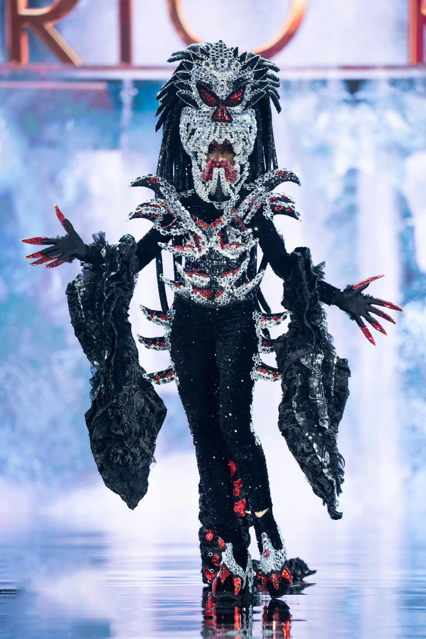 Người đẹp Nga có trang phục đơn giản nhưng được đánh giá ấn tượng. Trong khi đó đại diện Puerto Rico mang tới thiết kế độc đáo, cầu kỳ khiến người xem nổi da gà.