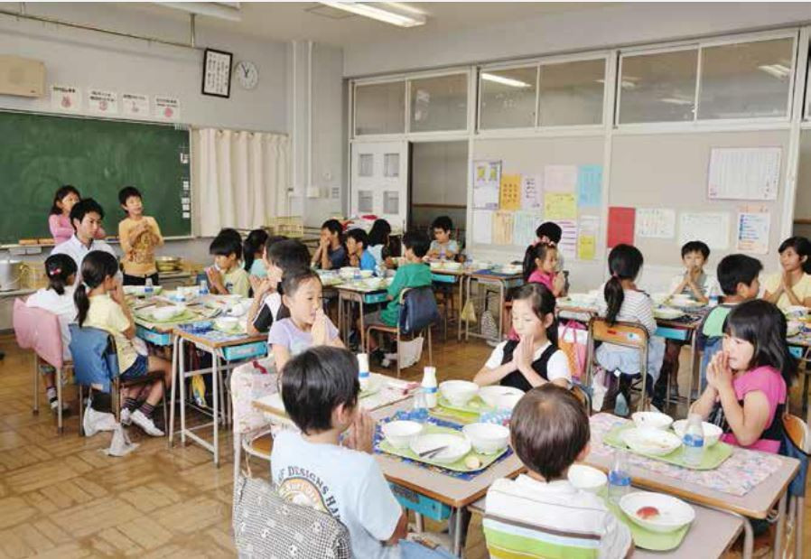 Học sinh Nhật Bản dùng bữa trưa tại trường Học sinh Nhật Bản dùng bữa trưa tại trường