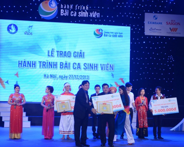 "Lá Đỏ Lá Xanh Bên Thành Cổ" Tam ca Quốc Đạt, Hoàng Việt, Anh Khoa - ĐH Cảnh Sát đạt giải nhì. "Lá Đỏ Lá Xanh Bên Thành Cổ" Tam ca Quốc Đạt, Hoàng Việt, Anh Khoa - ĐH Cảnh Sát đạt giải nhì.