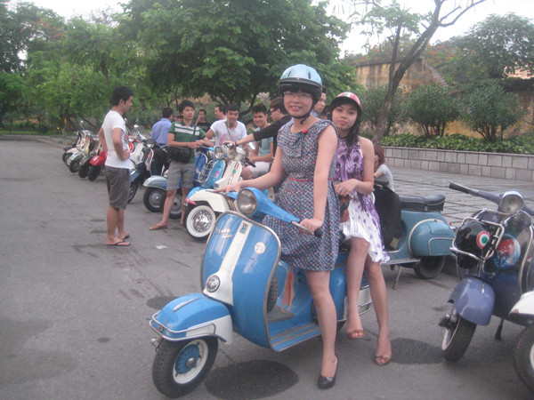 Bạn nữ nghiền dòng xe cổ thời trang 