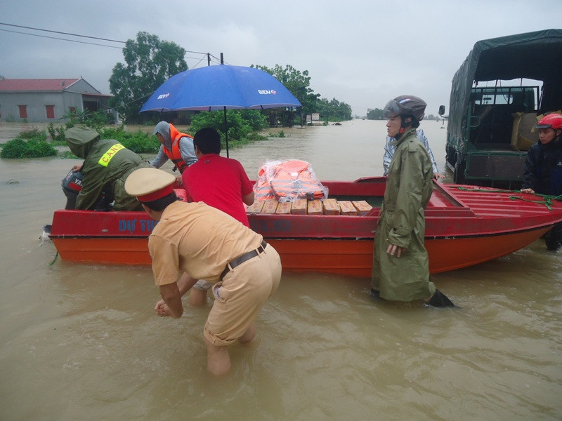 Vận chuyển mì tôm cho người dân vùng lũ. Ảnh: Hoàng Lam