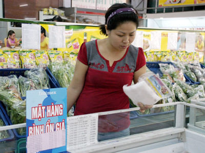 Khách hàng chọn mua nhiều mặt hàng bình ổn giá tại các siêu thị ở Hà Nội. Ảnh: Phạm Yên. Khách hàng chọn mua nhiều mặt hàng bình ổn giá tại các siêu thị ở Hà Nội Ảnh: Phạm Yên