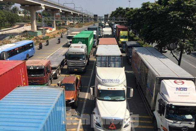 Ùn ứ giao thông trên Xa lộ Hà Nội (TP Thủ Đức, TPHCM). Ùn ứ giao thông trên Xa lộ Hà Nội (TP Thủ Đức, TPHCM).