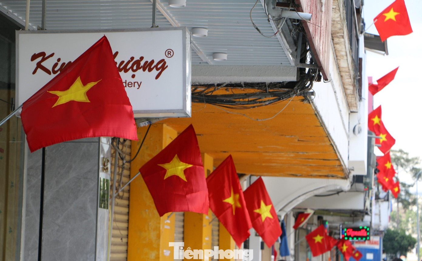 Tuyến đường Lê Lợi (quận 1) - nằm cạnh chợ Bến Thành rợp bóng cờ