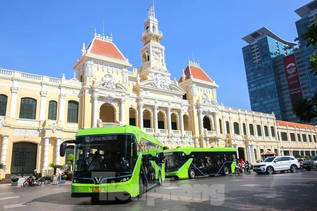 Trước đó vào tháng 3 năm nay, TPHCM đã thí điểm tuyến buýt điện cỡ lớn kết nối khu đô thị Vinhomes Grand Park (TP Thủ Đức) đến Bến xe buýt Sài Gòn (quận 1). Trước đó vào tháng 3 năm nay, TPHCM đã thí điểm tuyến buýt điện cỡ lớn kết nối khu đô thị Vinhomes Grand Park (TP Thủ Đức) đến Bến xe buýt Sài Gòn (quận 1).