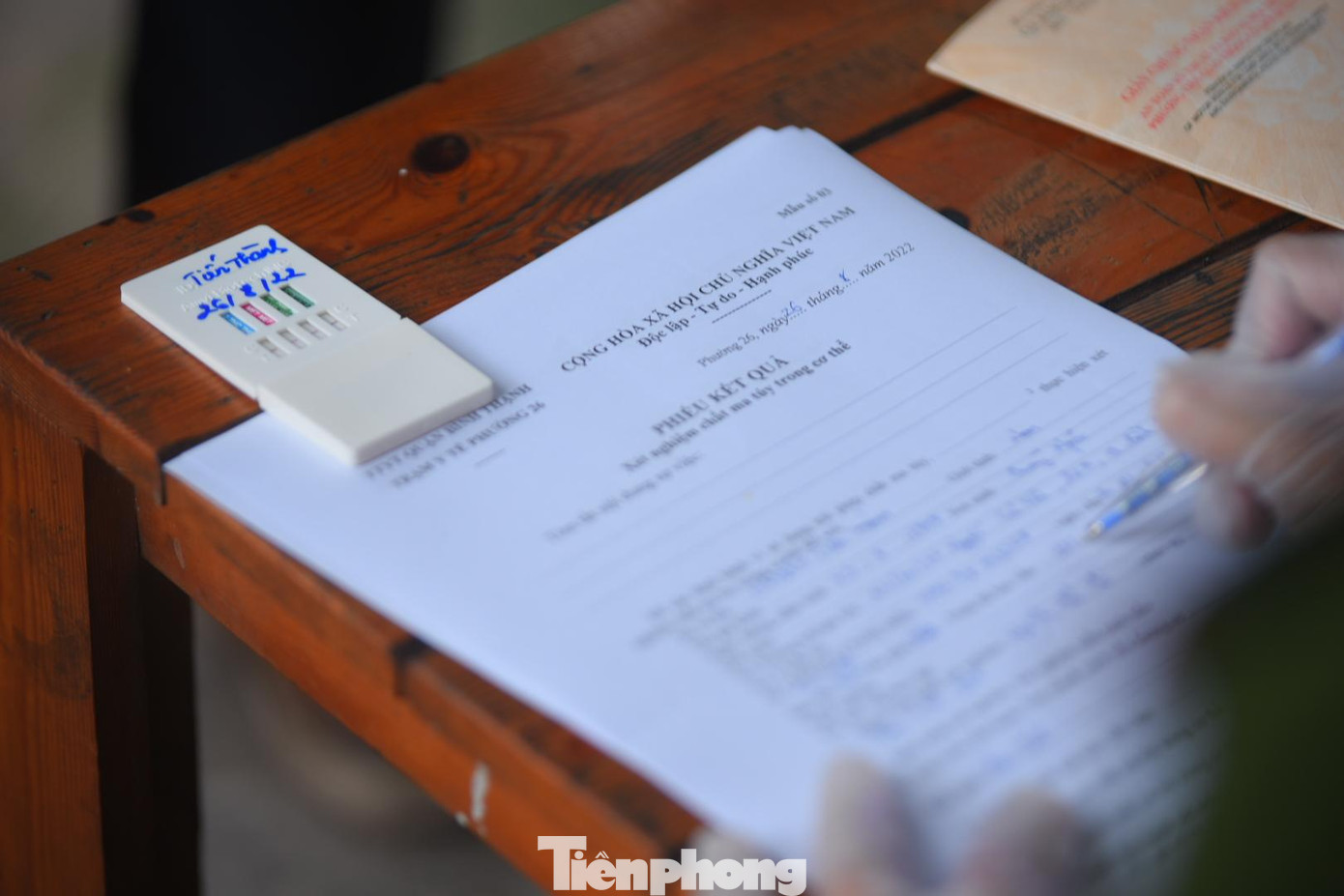 Trong khoảng 1 giờ làm việc, lực lượng chức năng đã kiểm tra nồng độ cồn nhiều tài xế xe khách lưu thông qua khu vực. Qua đó đã test nhanh ma tuý bằng mẫu nước tiểu đối với 5 tài xế ngẫu nhiên.