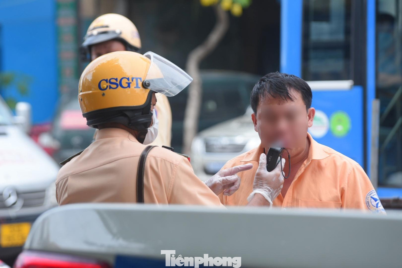 Đồng ý với việc kiểm tra nồng độ cồn và ma túy của lực lượng chức năng, nhưng tài xế N. (sinh năm 1970, ngụ Đồng Nai) lại cho rằng việc tổ chức kiểm tra ngoài đường với xe chạy ở bến, tuyến cố định là chưa phù hợp vì ảnh hưởng đến công việc và giờ giấc. “Nếu kiểm tra thì nên kiểm tra ở bến”- ông N. nêu ý kiến.